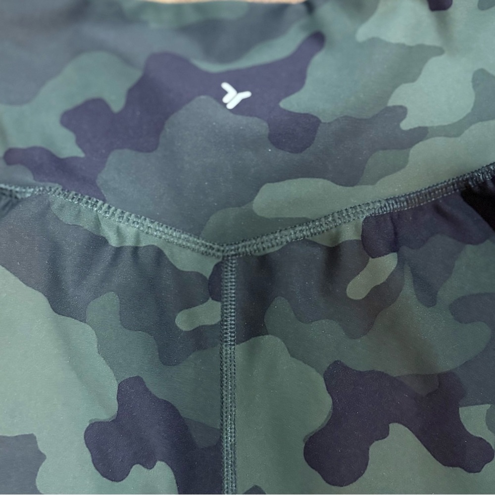 Old Navy Dark Green & Black Camo Joggers - Picture 4 of 4